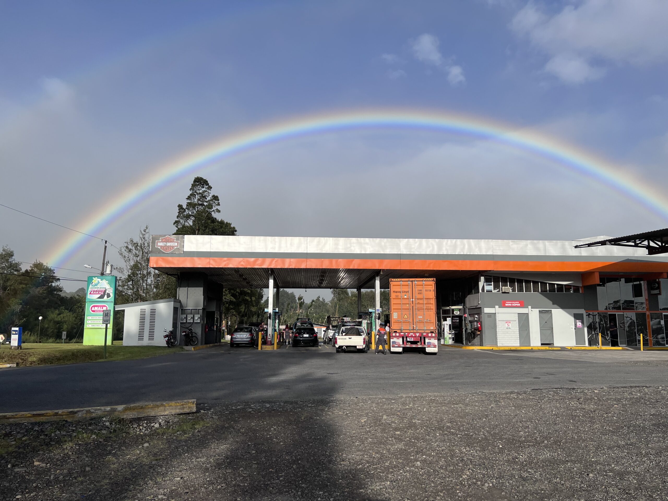 Área de abastecimiento de combustible en Estación Zurquí
